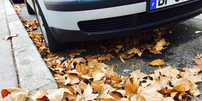 Un petit contrôle sous la voiture avant de prendre le volant